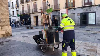 basura-contenedor-zaragoza-sanciones-multas-polic&iacute;a-gancho