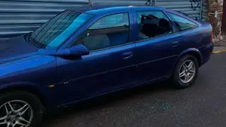 Al menos una docena de coches apareci&oacute; con las ventanillas rotas y los interiores desvalijados. Fuente: AD