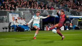 Cuenca centra un bal&oacute;n antes de caer lesionado en el Real Zaragoza - Deportivo. Foto: Lorena Torrijo