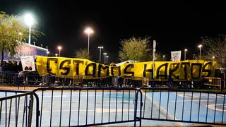La afici&oacute;n del Real Zaragoza carga contra la directiva antes de jugar contra el D&eacute;por. Foto: Lorena Torrijo