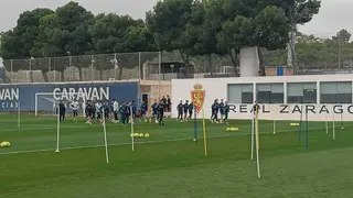 Forc&eacute;n, al fondo, dialoga este mi&eacute;rcoles junto a L&oacute;pez mientras entrena el Real Zaragoza. Foto: M.G.
