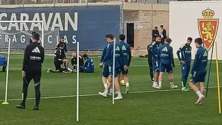 Insua es atendido en el entrenamiento del Real Zaragoza este mi&eacute;rcoles. Se ha incorporado despu&eacute;s. Foto: M.G.