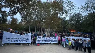 un centenar de vecinos de la zona y familias del CEIP Tener&iacute;as que se han concentrado este mi&eacute;rcoles en el parque para denunciar el estado de &ldquo;abandono&rdquo; en el que se encuentra el &ldquo;coraz&oacute;n verde&rdquo; del barrio. Foto: S.V.