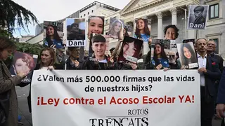 FOTO EFE. NO USAR. Imagen de archivo de familiares y amigos v&iacute;ctimas del acoso escolar frente al Congreso de los Diputados el pasado 6 de noviembre en el D&iacute;a Internacional contra la Violencia y el Acoso Escolar. EFE/ Fernando Villar