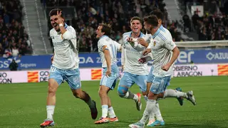 Los jugadores del Real Zaragoza, en plena celebraci&oacute;n tras el golazo de Aguirregabiria ante el Huesca. Foto: Pilar &Aacute;lvarez