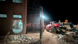 Los ladrones hicieron un butr&oacute;n con maquinaria pesada de una obra para entrar en la nave de Jamones de Encinacorba.