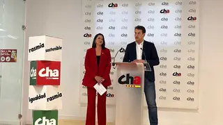 Pueyo (CHA) junto a Gonz&aacute;lez (Pacto Verde) este viernes durante su comparecencia ante los medios de comunicaci&oacute;n. Foto: E.P.