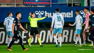 El &aacute;rbitro del Real Zaragoza - Eibar, Fuentes Molin&aacute;, expuls&oacute; a Saidu: Foto: LaLiga
