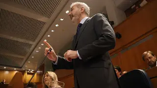 Azc&oacute;n interviene en el Pleno de las Cortes. Foto: Pilar &Aacute;lvarez