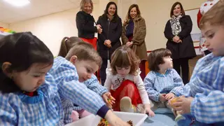 La alcaldesa de Zaragoza, Natalia Chueca, anuncia el nuevo cheque beb&eacute; durante la visita a una guarder&iacute;a