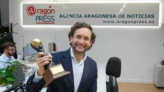 Isaac Claver junto al premio en la redacci&oacute;n de Arag&oacute;n Press/Arag&oacute;n Digital. Foto: Lorena Torrijo