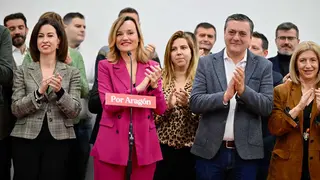Foto Pilar Alegr&iacute;a con alcaldes y alcaldesas_PSOE Arag&oacute;n