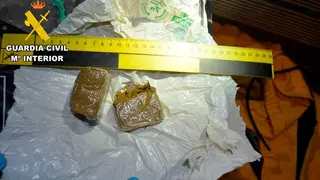 La Guardia Civil ha desmantelado un punto de venta de drogas muy activo en Caspe (Zaragoza), entre ellas hach&iacute;s o coca&iacute;na.