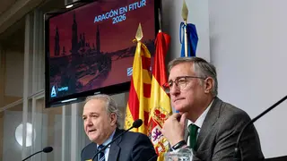 El director general de Turismo, Jorge Moncada, y el consejero del ramo, Manuel Blasco, este martes en rueda de prensa. Foto: DGA/ Fabi&aacute;n Sim&oacute;n