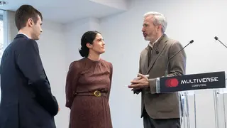 Los dirigentes de la compa&ntilde;&iacute;a junto al presidente Azc&oacute;n este mi&eacute;rcoles en Zaragoza. Foto: DGA