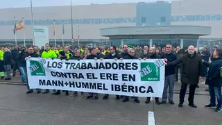 Imagen de archivo. Manifestaci&oacute;n frente a la f&aacute;brica de Mann Hummel Ib&eacute;rica este mes de enero. Foto: C.D.