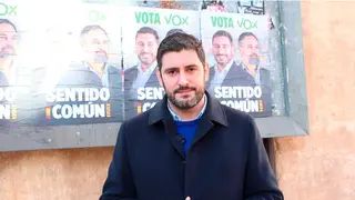 Alejandro Nolasco posando con los cartel de Voz para esta campa&ntilde;a electoral | Foto: Vox