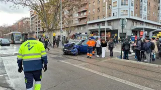accidente-coche-tranv&iacute;a-ambulancia-goya-zaragoza-5