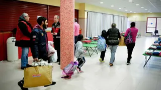 20 vecinos de la urbanizaci&oacute;n de los Huertos de Alfajar&iacute;n pasar&aacute;n la noche en el pabell&oacute;n municipal | Foto: Fabi&aacute;n Sim&oacute;n / DGA