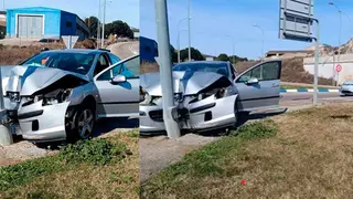 El accidente se produjo este domingo cuando un conductor choc&oacute; contra una farola en la rotonda de acceso a Zuera. Fuente: Polic&iacute;a Local