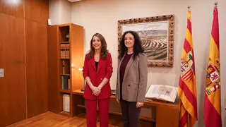 La presidenta de las Cortes, Mar&iacute;a Navarro, junto a la portavoz de IU, Marta Abengoechea, este viernes en el Palacio de la Aljafer&iacute;a. Foto: IU