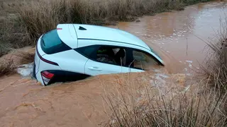 As&iacute; qued&oacute; el coche donde viajaban dos personas y dos perros tras quedar atrapados en la Laguna de Gallocanta. Foto: Bomberos DPT