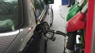 Repostaje en una gasolinera. Foto: Imagen de archivo