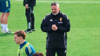 El entrenador del Real Zaragoza, David Navarro, en una sesi&oacute;n de entrenamiento en el Ibercaja Estadio. Foto: Pilar &Aacute;lvarez