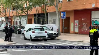 El accidente se ha producido poco antes de las 9.00 horas de este s&aacute;bado en la calle Aguar&oacute;n del barrio La Jota de Zaragoza. Foto: Mario Rom&aacute;n