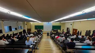 Decenas de aspirantes a la Polic&iacute;a Local de Zaragoza se han examinado hoy de la prueba te&oacute;rica en el Edificio B de la Facultad de Medicina. Foto: Arag&oacute;n Press