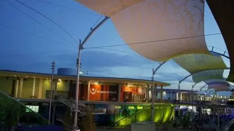 El d&iacute;a fue haci&eacute;ndole poco a poco lugar a la noche en el recinto de la Expo, a la vez que se iban encendiendo los pabellones, paseos, monumentos y edificios. La espectacular iluminaci&oacute;n animaba aun m&aacute;s si cabe a los miles de visitantes a pasear e ir descubriendo esta otra cara de la exposici&oacute;n, entre conciertos y espect&aacute;culos audiovisuales al aire libre.
Por Gonzalo Baz&aacute;n y Pilar Artiaga