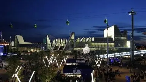 Una vez cerrados los pabellones de participantes, las cafeter&iacute;as y terrazas reciben la visita de los turistas que quieren tomarse algo, con el cierzo como refresco.
Por Gonzalo Baz&aacute;n y Pilar Artiaga