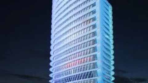 La majestuosa Torre del Agua se convierte en un luminoso faro que atrae la mirada de todo el que se acerca a la muestra.
Por Gonzalo Baz&aacute;n y Pilar Artiaga