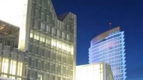 El Palacio de Congresos con la Torre del Agua detr&aacute;s