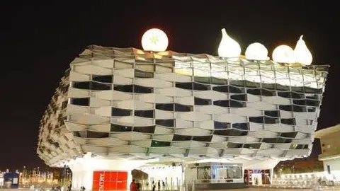 Un tomate, una pera, un higo y unas cerezas coronan el Pabell&oacute;n de Arag&oacute;n. "La cesta" se convierte de noche en uno de los puntos m&aacute;s luminosos de la muestra.
Por Gonzalo Baz&aacute;n y Pilar Artiaga