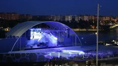 El Anfiteatro 43 tendr&aacute; espect&aacute;culos variados y para todos los p&uacute;blicos, aunque a altas horas de la madrugada. Por aqu&iacute; pasar&aacute;n nombres como Patti Smith, Alanis Morrissette o Juan Luis Guerra.
Por Gonzalo Baz&aacute;n y Pilar Artiaga