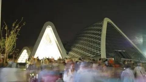 En el Pabell&oacute;n Puente contrasta la casi total oscuridad exterior con su refulgente interior. 
Por Gonzalo Baz&aacute;n y Pilar Artiaga
