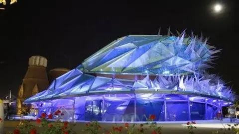 Los focos nocturnos permiten observar mejor la ingenier&iacute;a de algunas de las estructuras de la Expo. Aqu&iacute;, la plaza Agua Extrema parece algo m&aacute;s amenazadora...
Por Gonzalo Baz&aacute;n y Pilar Artiaga