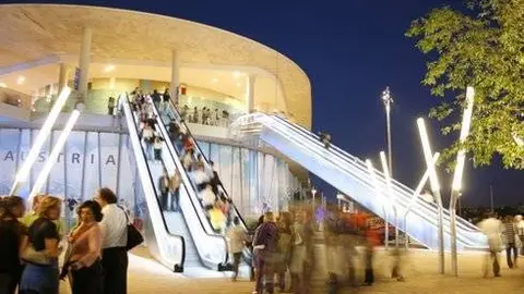 El recinto es totalmente accesible, a pesar de estar distribuido en varias plantas en la mayor parte de sus edificios. Ascensores y escaleras mec&aacute;nicas; pero tambi&eacute;n escritura en Braille o gu&iacute;as para facilitar el recorrido a todos los visitantes.
Por Gonzalo Baz&aacute;n y Pilar Artiaga