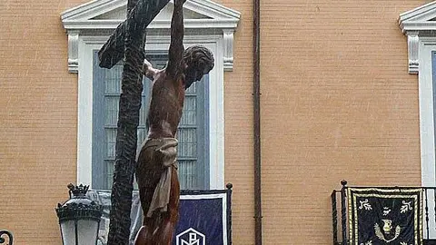 A pesar del aguacero, la procesi&oacute;n de las Siete Palabras ha salido a la calle ante la sorpresa y la ilusi&oacute;n de un gran n&uacute;mero de personas que esperaban en San Cayetano bajo los paraguas. La cofrad&iacute;a s&oacute;lo ha sacado a la calle la Peana del Cristo de las Siete Palabras, que ha recorrido las calles del Casco Hist&oacute;rico de Zaragoza. 