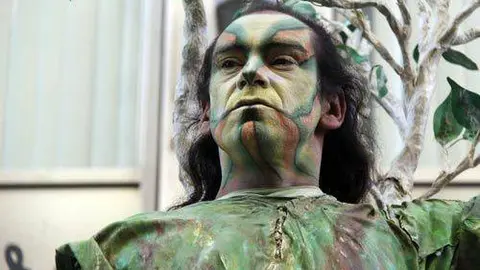 Quien diga que las Fiestas del Pilar s&oacute;lo se sienten en los grandes espacios como las ferias o Interpe&ntilde;as, se equivoca. Las calles zaragozanas se convierten en estos d&iacute;as en un hervidero de personas dispuestas a no perder detalle. Y es que en la calle de Alfonso se puede encontrar de todo y con un gran ambiente.
Juan Manzanara y Claudia Ort&iacute;n