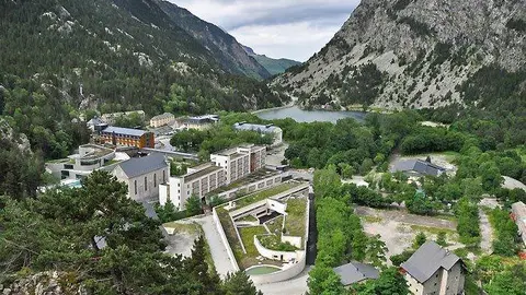 Seguimos subiendo y pasamos por un mirador, donde se puede ver una estampa del Balneario, lugar donde son bien conocidas las propiedades m&aacute;gicas de sus aguas.
Victor Sancho