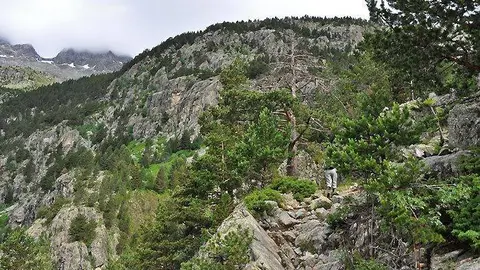 Continuamos nuestra ruta ascendiendo por la senda hasta llegar junto al barranco de Caldar&eacute;s, uno de los lugares m&aacute;s hermosos del Pirineo.
Victor Sancho