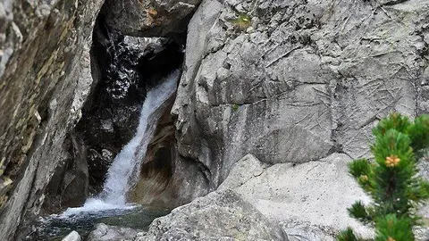 El agua transcurre por el lugar, dando vida a la flora y fauna y conviertiendo la estampa en una imagen que se queda fija en la retina.
Victor Sancho