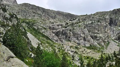  Vista del escarpado pared&oacute;n, subiremos por la izquierda, por la llamada cuesta del Fraile, junto a la cascada del mismo nombre...
Victor Sancho