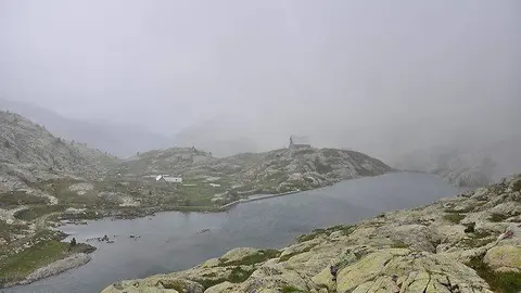 Una nueva vista del ib&oacute;n bajo, con el refugio de Bachima&ntilde;a al fondo, nos tenemos que dar prisa, se est&aacute; echando la niebla. Hay que correr.
Victor Sancho