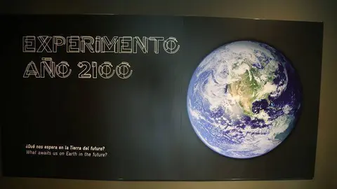 La muestra tiene como objetivo identificar cu&aacute;les son los escenarios de futuro m&aacute;s probables para el siglo XX.
Patricia Vall&eacute;s / Luis Lacorte