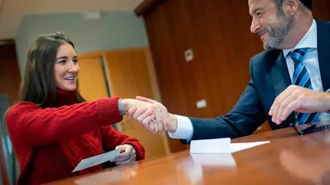 La ganadora del I Premio Nacional de Arquitectura Novel de Itesal recibi&oacute; el cheque de manos de Sanz