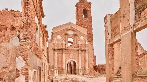 La ruta "Ebro, Goya y vestigios de la Guerra" atraviesa las ruinas del pueblo viejo de Belchite. Foto: "Slowdriving" Arag&oacute;n