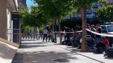 Los medios de comunicaci&oacute;n aguardaban ante la comisar&iacute;a donde est&aacute;n declarando los testigos